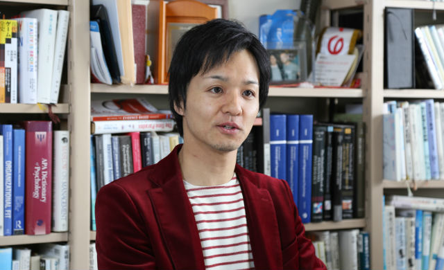 インタビューに応える_服部教授