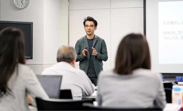 講義をする杉浦さん