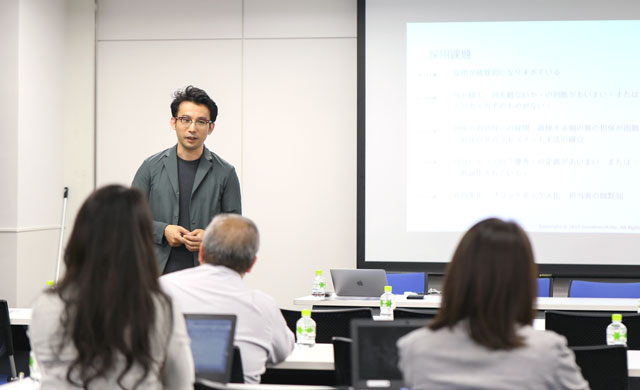 講義をする杉浦さん_その3