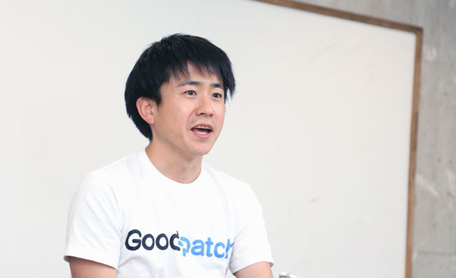 インタビューに答える小山氏_その2